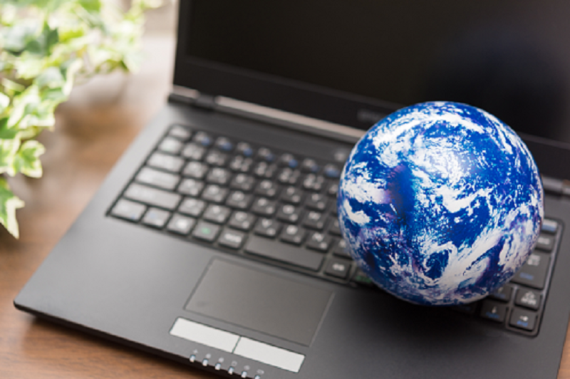 ordinateur et planète terre