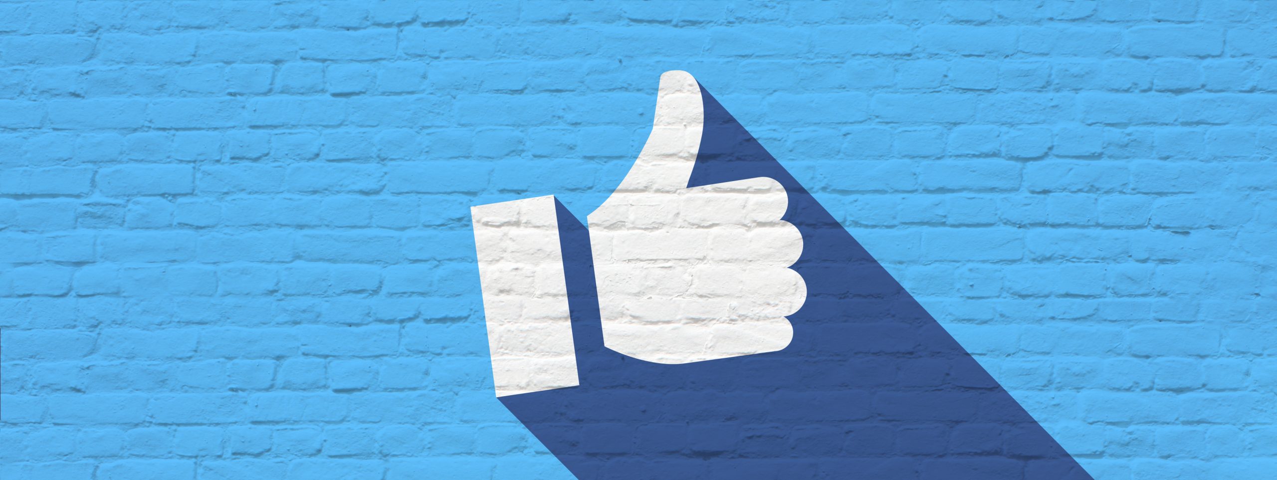 Pouce facebook sur un mur