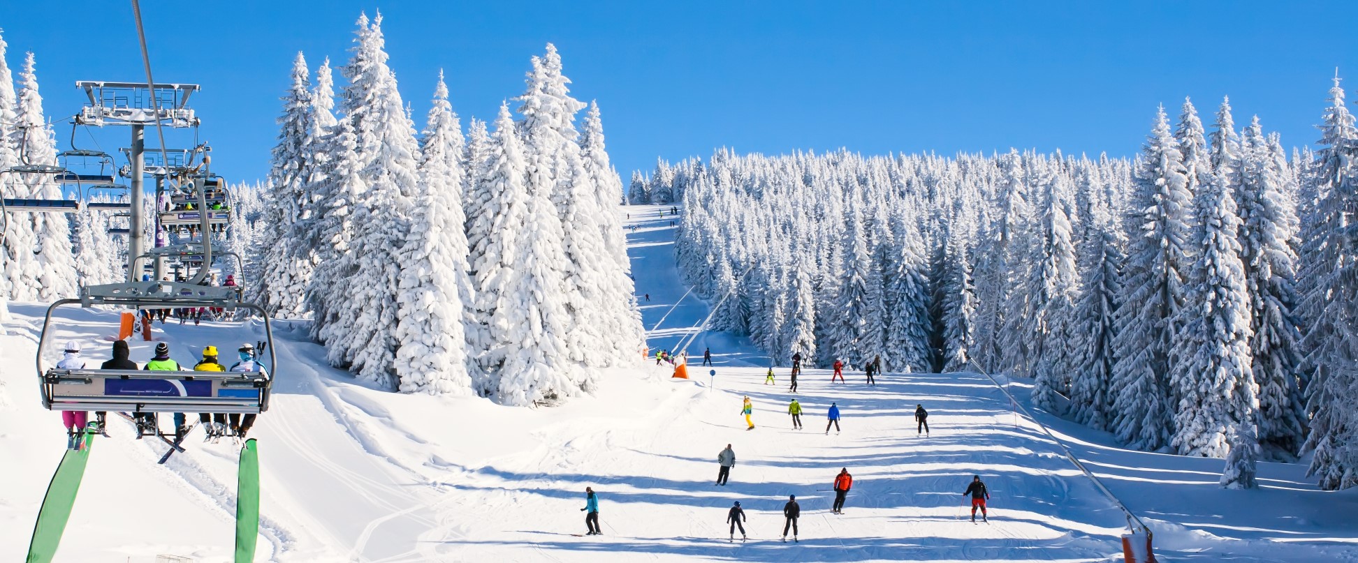 illustration ski à la montagne