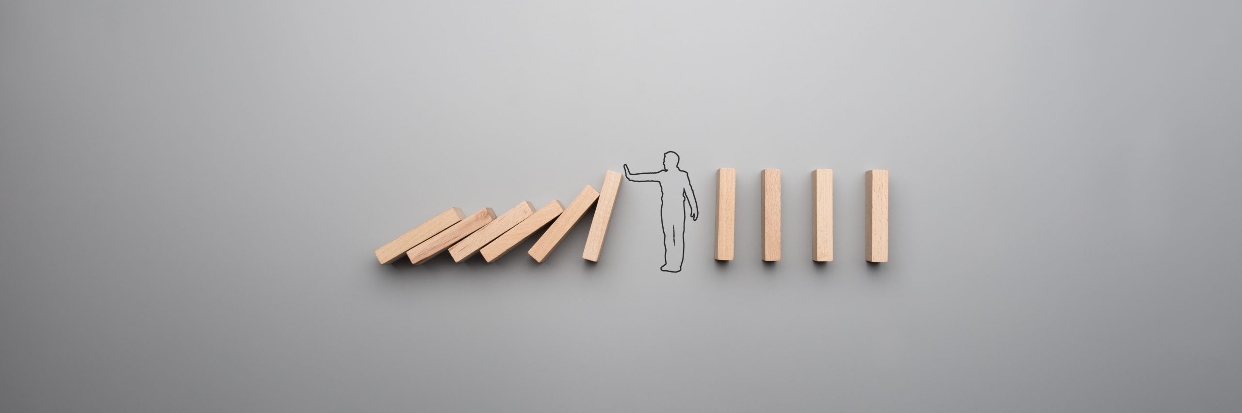homme repoussant un domino