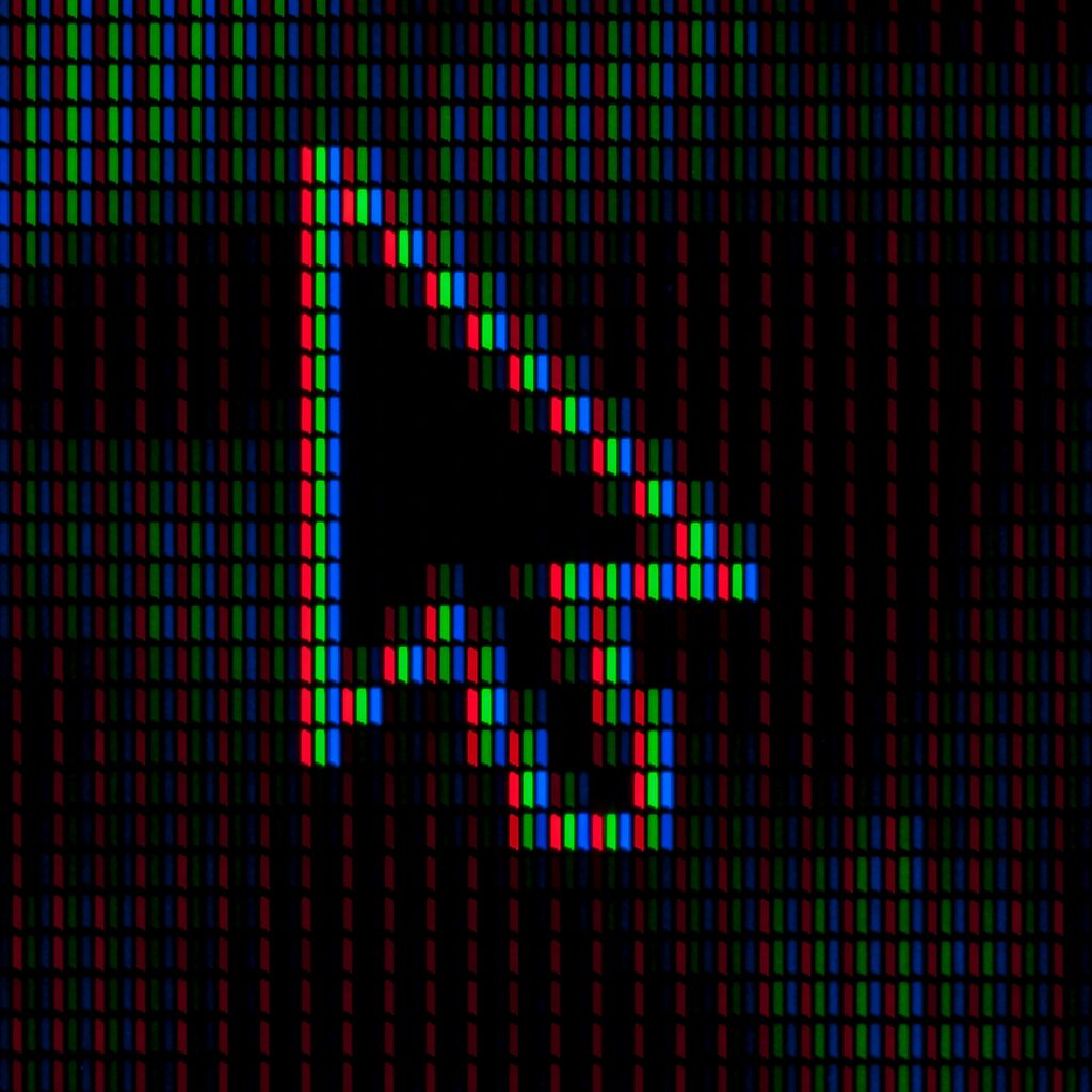 Gros plan macro sur un curseur de souris pixélisé sur un écran. L'analyse technique et précise de chaque clic est au cœur d'un audit SEA pour optimiser la rentabilité des campagnes publicitaires.