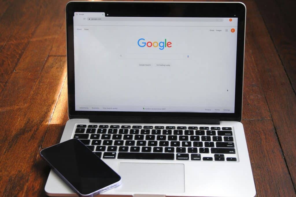 Écran d'ordinateur ouvert sur le moteur de recherche Google